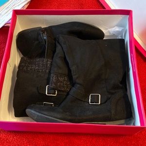 Shoe dazzle flat boots